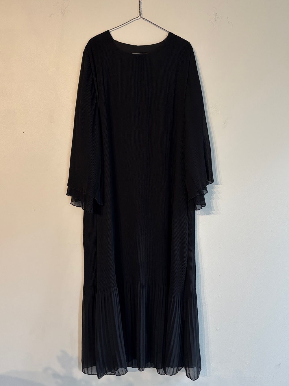 Elegant Black Long Sleeve Pleated-Hem chiffon maxi dress